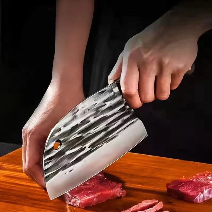Mano sujetando el Tazaki al cortar carne